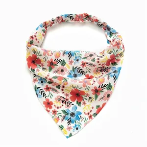 Bandana de cheveux triangulaire à fleurs avec bande élastique pour femmes sur blanc