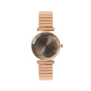 Orologio elastico da donna in oro rosa con quadrante soleil e strass su sfondo bianco