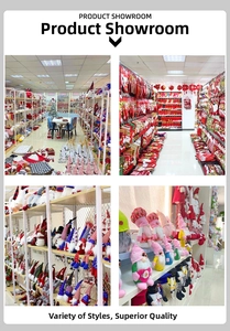 Vasta collezione di gnomi natalizi in peluche e calze festive nella sala espositiva