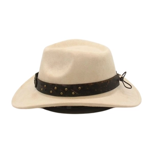 Détail du chapeau de cowboy en feutre crème avec ruban en cuir brun et rivets dorés