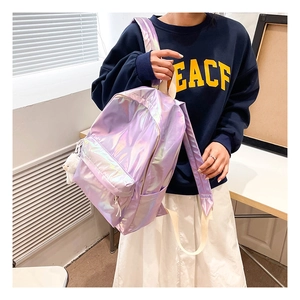 Detailansicht des lila holografischen Laser-Rucksacks aus PU mit reflektierendem Finish