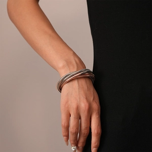 Detail eines mehrlagigen Schlangenketten-Armbands in Roségold und Silber-Finish