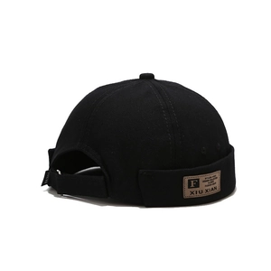 Bonnet Miki rétro noir en coton avec écusson en cuir lettre F et sangle arrière réglable