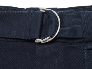 Dettaglio della vita dei pantaloni in twill blu scuro con fibbia a D in metallo argento