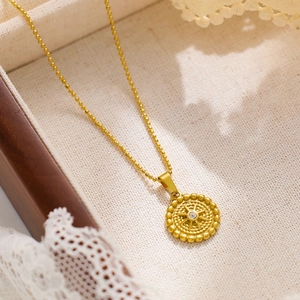 Collier à perles en acier doré 18k avec pendentif étoile solaire et zircon brillant
