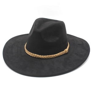 Detail eines schwarzen Fedora-Hutes mit breiter Krempe und braunem geflochtenem Band