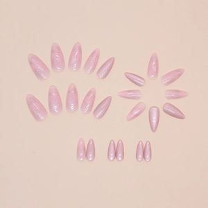 Rosa Katzenaugen-Nagel-Tips in Ovalform mit Herzmustern und glitzerndem Finish