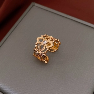 Vue détaillée d'une bague fleur dorée ajourée avec oxyde de zirconium étincelant