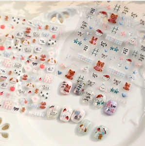 Vue détaillée d'autocollants pour ongles chiots avec argent mat et motifs colorés