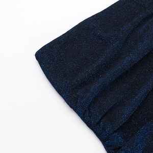 Vue macro de la texture du tissu pailleté bleu foncé de la robe tube ajustée élégante