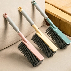 Tre spazzole per pulizia in plastica colorata con setole grigio scuro e fori per appendere