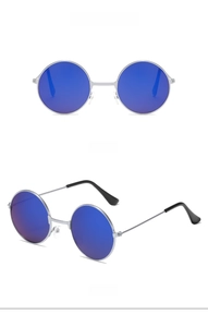 Detailsicht der runden Kinder-Retro-Sonnenbrille aus Silbermetall mit blauen Gläsern