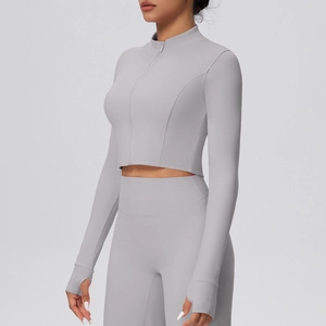Detail der grauen Slim-Fit Yoga-Jacke mit Reißverschlusskragen und Daumenlöchern