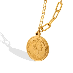Collier avec pendentif pièce de monnaie Reine Elizabeth II dorée et chaîne mixte