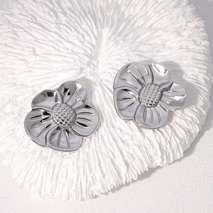 Orecchini a forma di fiore d'argento placcati in oro 18k su fondo corallo decorativo bianco