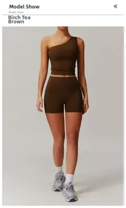 Détail d'un ensemble de yoga Birch Tea Brown avec brassière asymétrique et short