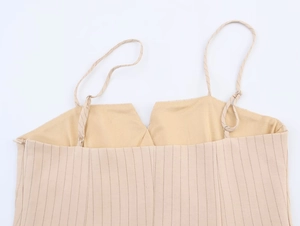 Gros plan du haut à fines bretelles rayé avec coutures détaillées et texture en sergé beige