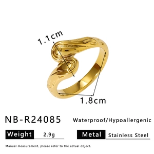 Detail van de afmetingen van de 18K goud roestvrijstalen ring met bloemvorm