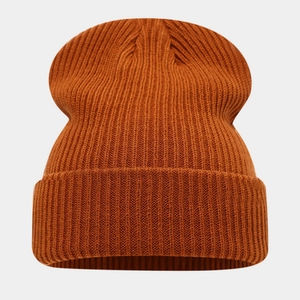 Détail de la texture en maille côtelée caramel et du revers de ce bonnet d'hiver