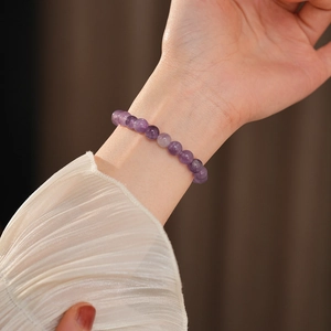 Nahaufnahme von 8mm Amethyst Perlenarmband mit klarer violetter Kristalltextur und Details