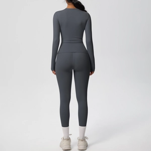 Dettaglio posteriore del set yoga grigio antracite con maglia a maniche lunghe e leggings