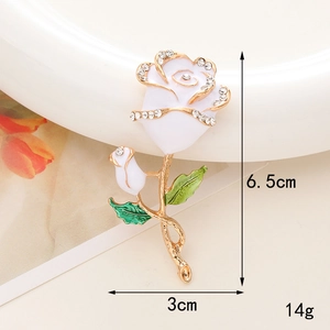 Details einer weißen 3D-Rosenbrosche mit Strasssteinen, Maße 6,5 cm mal 3 cm groß