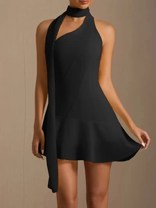 Mini robe noire sexy dos nu sans manches avec écharpe d'épaule et ourlet à volants