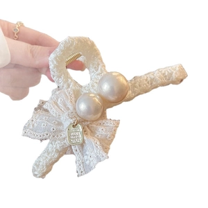 Pince à cheveux élégante en dentelle blanche avec grandes perles pour coiffure féminine