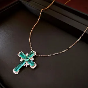 Collier avec pendentif croix en émeraude verte et chaîne dorée de style vintage