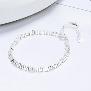 Vista macro de la pulsera Mobius de plata 925 con eslabones rectangulares y dije de corazón