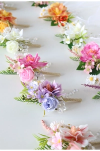 Vue détaillée des boutonnières de mariage artificielles avec feuilles et perles