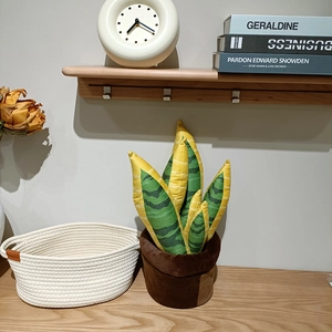 Plante serpent en peluche aux feuilles rayées jaune-vert dans un pot marron décoratif
