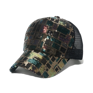 Casquette de baseball à paillettes colorées avec filet noir respirant pour femmes