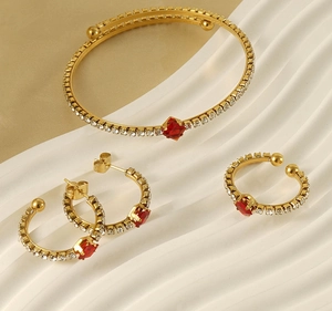 Détail d'un ensemble de bijoux plaqué or 18 carats avec pierres rouges et cristaux