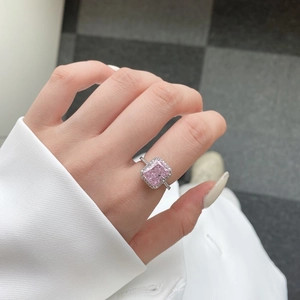 Détail macro de la bague en argent S925 avec zircon rose taille radiant et pavage