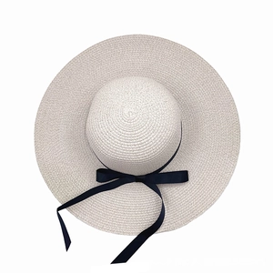 Cappello da sole in paglia a tesa larga da donna con fiocco nero per la spiaggia