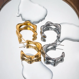 Fashionable 18k gold and silver stainless steel irregular wavy C-shaped hoop earrings