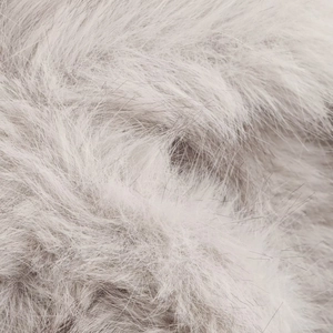 Détail macro de la texture en fausse fourrure gris clair montrant des fibres denses
