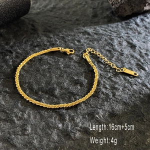 Detail of 18K gold-plated titanium steel chain with lobster clasp and 5cm extender