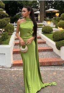 Detailansicht grasgrünes Satin-Neckholder-Kleid mit elegantem Band auf Gartenstufen