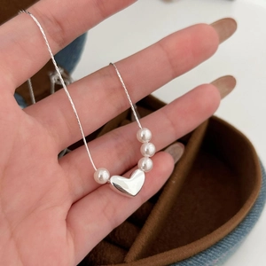 Minimalist 925 silver necklace with a heart pendant and four white pearls on a chain
