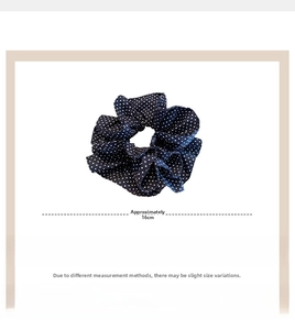 Detailansicht des dunkelblauen gepunkteten Stoff-Haargummis mit 16cm Durchmesser und Textur