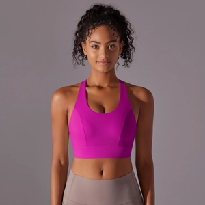 Détail arrière du soutien-gorge de sport rose vif à haut maintien avec conception sans couture