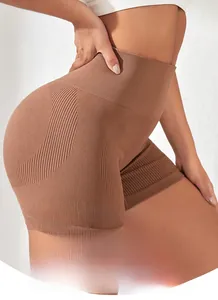 Detailansicht der braunen nahtlosen Yoga-Shorts mit hoher Taille und Push-Up-Effekt