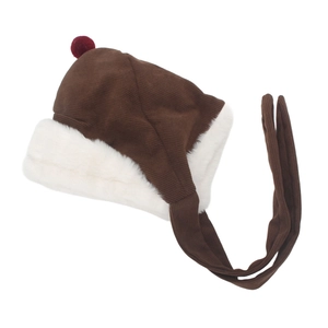 Detail von Baby-Wintermütze aus braunem Cord mit weißem Pelzbesatz und rotem Bommel