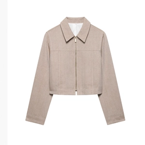 Minimalistische beige korte jas met visgraatmotief, metalen rits en stijlvolle reverskraag