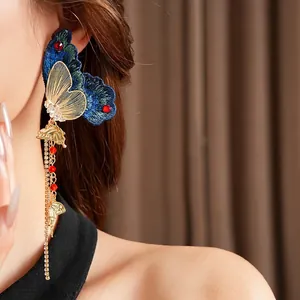 Vintage Zirkon Schmetterling Quastenohrringe mit Stickerei und Goldketten am Modell