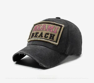 Dettaglio cappello baseball vintage lavato con ricamo MIAMI BEACH ed effetti usurati sui bordi