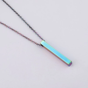 Collana con ciondolo a barra in acciaio inossidabile arcobaleno e catena stile minimalista