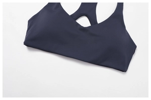 Gros plan du brassière de sport avec dos nageur et découpe goutte d'eau